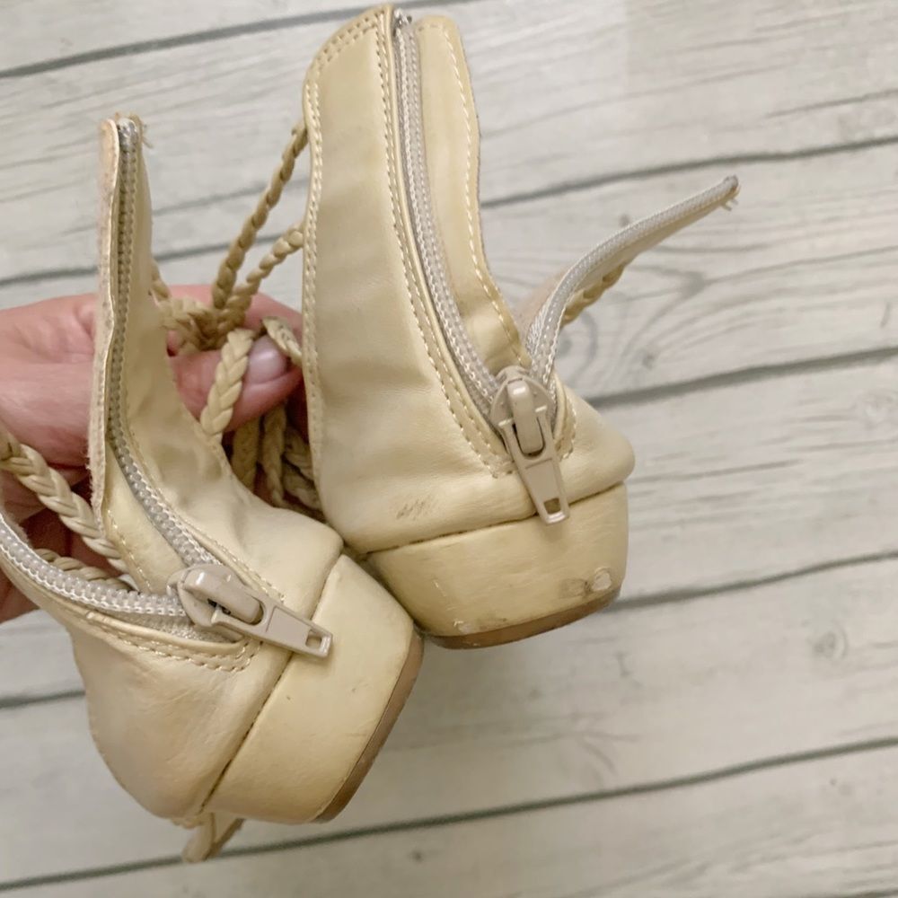 Bamboo cream sandals-size 8 - Picture 3 of 6